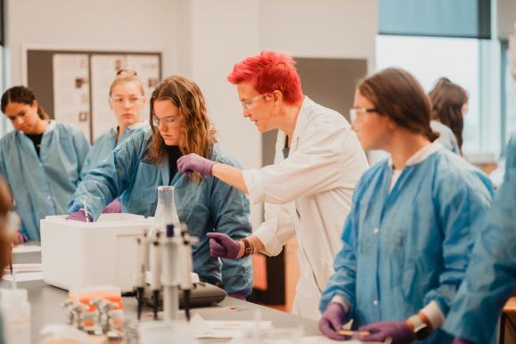 Professor Rachel Bergstrom leads a cell biology lab session.